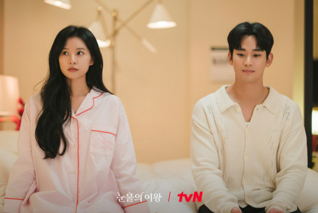 tvN 드라마 ‘눈물의 여왕’의 주연을 맡은 배우 김수현(오른쪽)과 김지원은 탄탄한 연기력으로 헐거운 개연성을 메우고 있다.