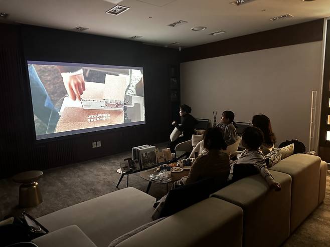 광주 동구 금남로 하나은행 광주지점 라운지1968 영화감상실에서 방문객들이 영화를 보고 있다. 김광우 기자.