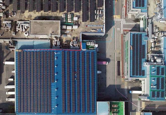 [서울=뉴시스]CJ제일제당 진천공장 지붕에 설치한 태양광 발전소 모습. (사진=HD현대에너지솔루션) 2024.04.15 photo@newsis.com *재판매 및 DB 금지