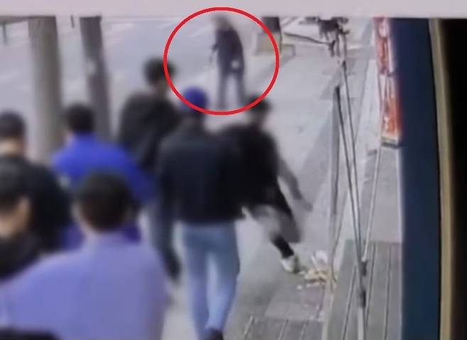 지난 13일 서울 홍대 인근 거리에서 지팡이를 짚고 걸어가던 80대 여성을 향해 쓰레기를 걷어차는 남성의 모습이 담긴 폐쇄회로(CC)TV 장면. 채널A 보도화면 갈무리