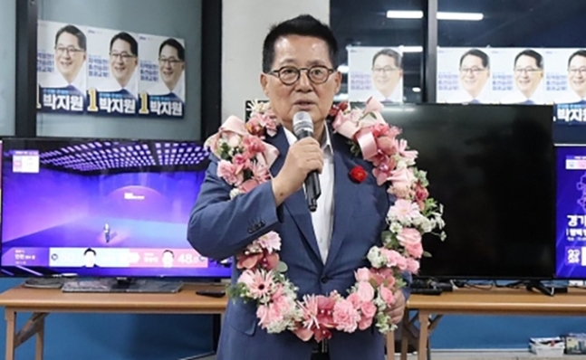 더불어민주당 전남 해남·완도·진도 박지원 후보가 10일 오후 전남 해남군 선거사무소에서 당선이 확정되자 소감을 밝히고 있다. 박지원 당선인 제공