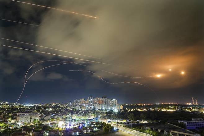 2023년 10월 14일(현지시각) 이스라엘 아슈켈론의 아이언돔 방공 시스템이 가자지구에서 발사된 로켓을 요격하기 미사일을 발사하고 있는 모습. AP뉴시스
