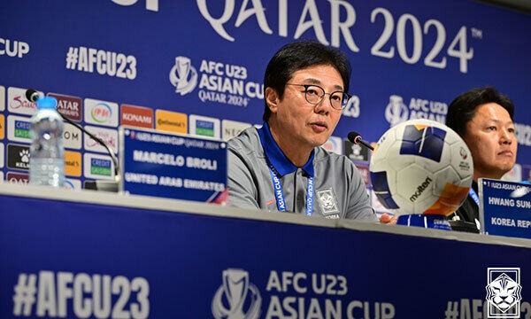 카타르 도하 칼리파 국제 경기장에서 열린 2024 AFC U-23 아시안컵 B조 공식 감독 기자회견에서 황선홍 한국 대표팀 감독이 발언하고 있다. 대한축구협회 제공