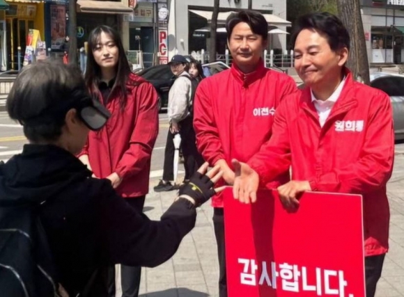 인천 계양을 주민들에게 감사 인사를 하고 있는 원희룡 국민의힘 후보와 후원회장 이천수씨. 사진=원희룡 후보 페이스북