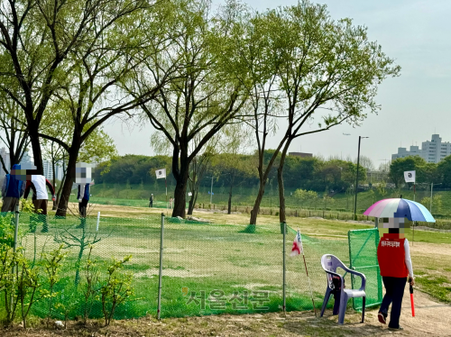 불법 파크골프장이 설치된 서울 안양천 인근에서 파크골프협회 소속 안전요원이 통행을 안내하고 있다.