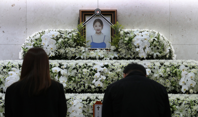 가수 고 박보람의 빈소가 차려진 15일 서울 송파구 서울아산병원 장례식장에 고인의 영정사진이 놓여 있다. 2024.4.15. <사진공동취재단>