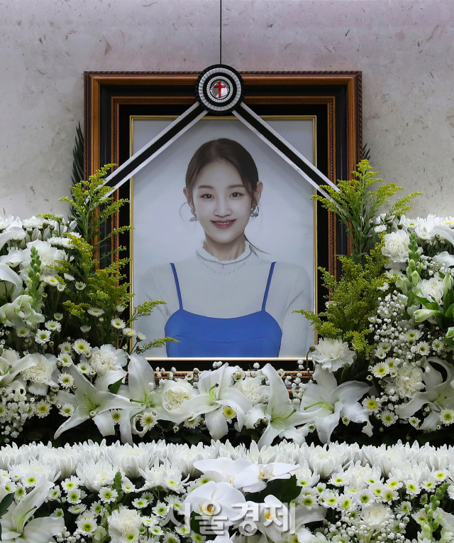 故 박보람의 빈소가 15일 서울 송파구 아산병원 장례식장에 마련됐다. 사진공동취재단 2024.04.15.
