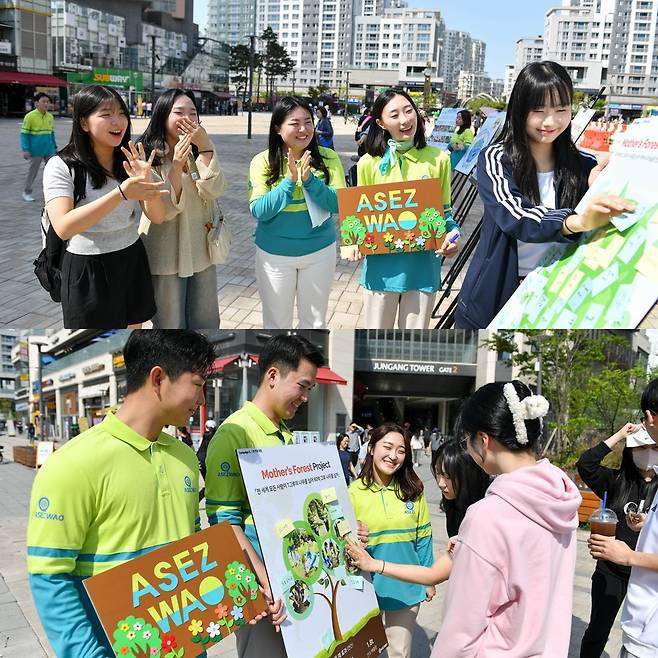 성남 위례중앙광장을 찾은 시민들이 실생활 환경보호 실천사항을 적은 메모지를 게시판에 붙이며 실천의지를 다졌다.