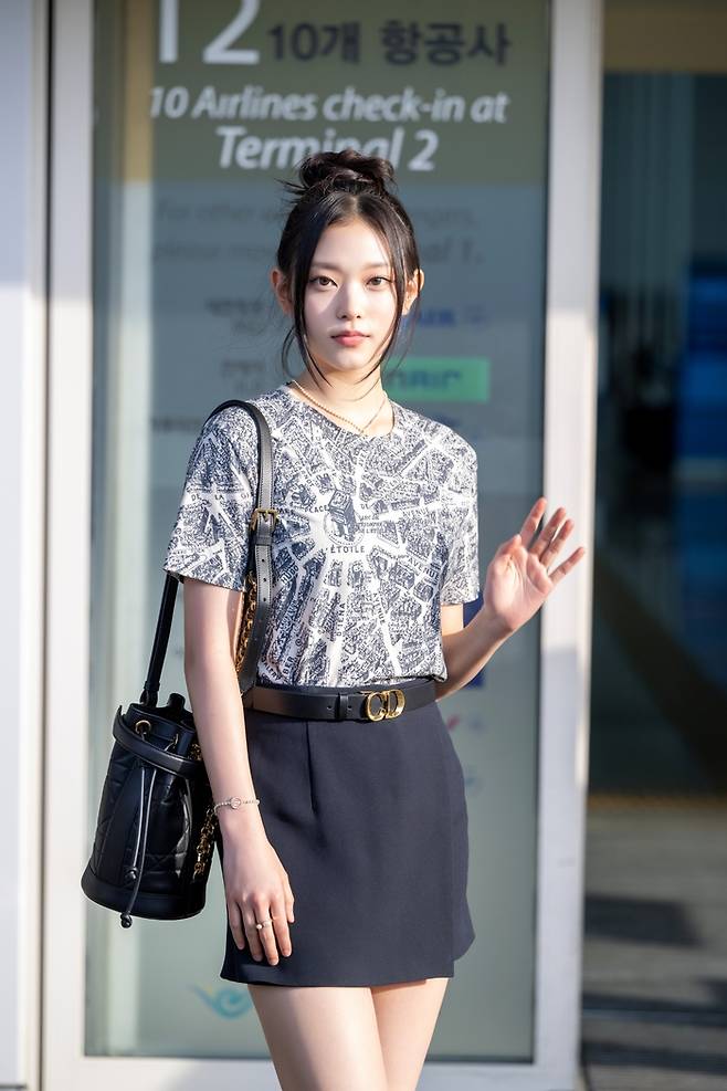 뉴진스 해린 공항 출국 사진. 디올(DIOR) 제공.