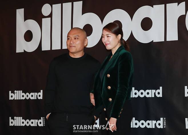 마이크 반 미국 빌보드 본사 CEO, 김유나 빌보드 코리아 대표가 15일 오후 조선 팰리스 서울 강남에서 진행된 기자회견에 앞서 포즈를 취하고 있다. 2024.04.15 /사진=이동훈