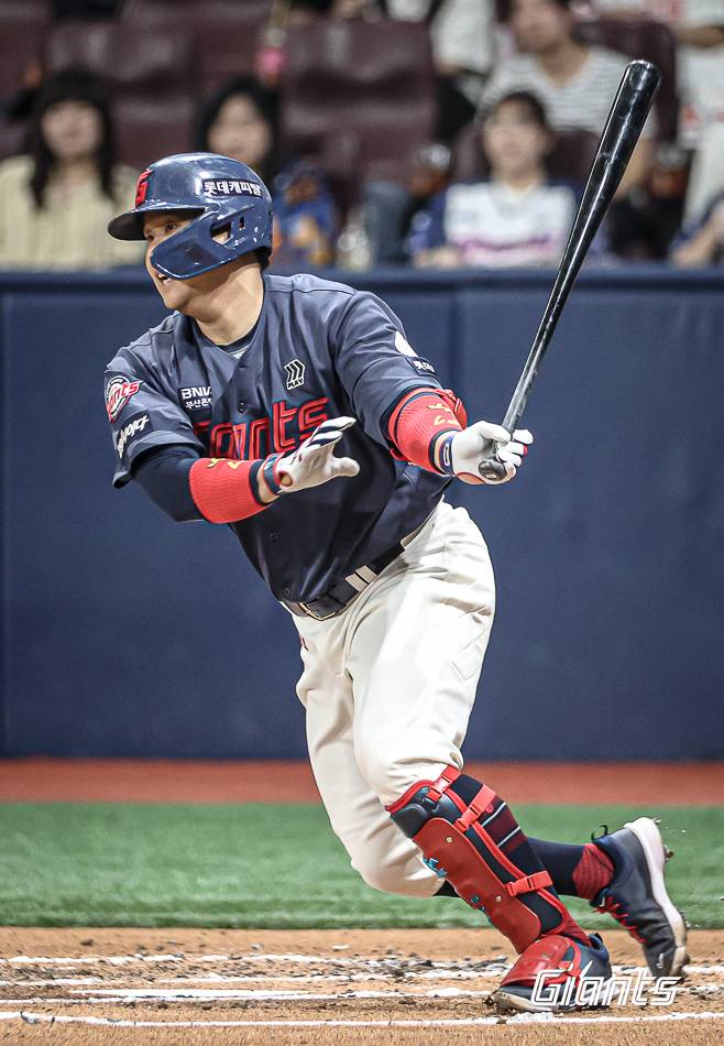 롯데 자이언츠 포수 유강남이 4월 15일 1군 엔트리에서 말소돼 2군으로 이동한다. 유강남은 지난 3월 23일 정규시즌 개막 후 17경기에서 타율 0.122, 41타수 5안타 2타점으로 최악의 슬럼프를 겪고 있다. 롯데는 유강남 외에도 우완 박진형, 내야수 정대선 등 3명을 1군 엔트리에서 말소했다. 베테랑 사이드암 신정락과 우완 파이어볼러 최이준, 2000년생 유망주 포수 서동욱이 2군에서 콜업됐다. 사진 롯데 자이언츠