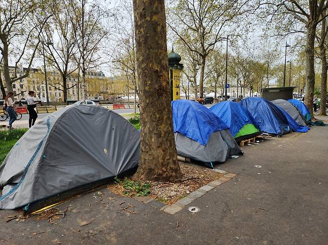 (파리=연합뉴스) 송진원 특파원 = 프랑스 파리 센강 근처에 늘어선 노숙자들의 텐트. san@yna.co.kr. 2024.04.06.