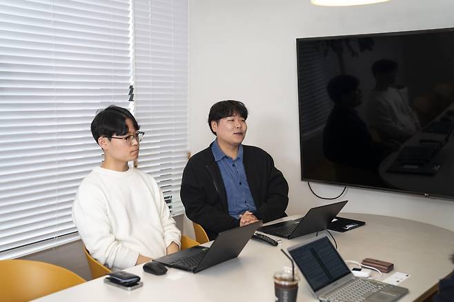 스튜디오원픽의 김태원 파트장(우)과 손창민 PD(좌) (서울=연합뉴스) 김경윤 기자 = 카카오픽코마 자회사 스튜디오원픽의 김태원 파트장(우)과 손창민 PD(좌)가 연합뉴스와 인터뷰하고 있다. 2024.4.15 heeva@yna.co.kr [카카오픽코마 제공]