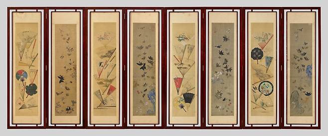 남계우의 '부채와 나비' 괴석과 꽃 주위를 날아다니는 나비 그림을 홀수 폭에, 둥근 부채와 접 부채 등에 나비와 꽃·산수 등을 짝수 폭에 그린 그림 [국립중앙박물관 제공. 재판매 및 DB 금지]