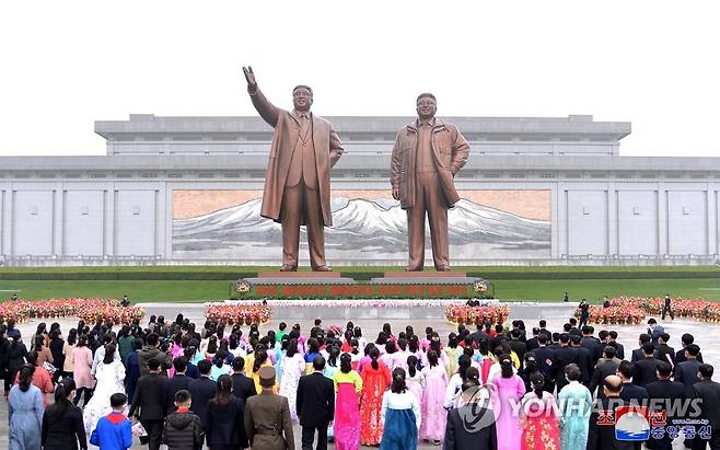 북한 주민들, 김일성생일 111주년 만수대동상에 헌화 (평양 조선중앙통신=연합뉴스) 지난해 북한 김일성 생일 111주년(태양절 4월15일)을 맞아 만수대 김일성·김정일동상에 평양시민들이 꽃바구니를 진정했다고 조선중앙통신이 16일 보도했다. 2023.4.16 
    [국내에서만 사용가능. 재배포 금지. For Use Only in the Republic of Korea. No Redistribution] nkphoto@yna.co.kr