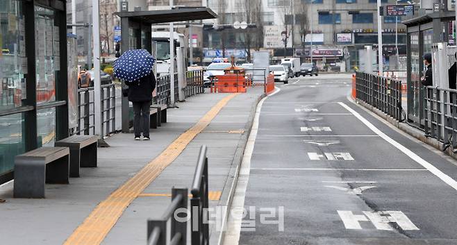 서울 시내버스 노조가 12년 만에 총파업에 돌입한 지난달 28일 오전 서울역 버스환승센터 버스전용 차선이 텅빈 모습을 보이고 있다. (사진=노진환 기자)