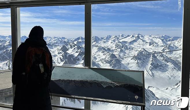 전망대에서 산맥을 감상하는 관광객의 모습ⓒ News1 윤슬빈 기자