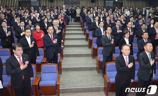 윤재옥 국민의힘 원내대표 겸 당 대표 권한대행 등이 16일 서울 여의도 국회에서 열린 제22대 국회 국민의힘·국민의미래 당선자총회에서 국기에 경례를 하고 있다. 2024.4.16/뉴스1 ⓒ News1 송원영 기자