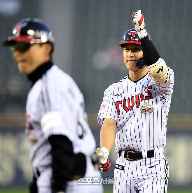 LG 구본혁이 16일 잠실야구장에서 열린 2024 KBO리그 롯데와 경기 2회말 1사1,2루 1타점 중전안타를 친 후 세리머니를 하고 있다.  2024. 4. 16. 잠실 | 최승섭기자 thunder@sportsseoul.com