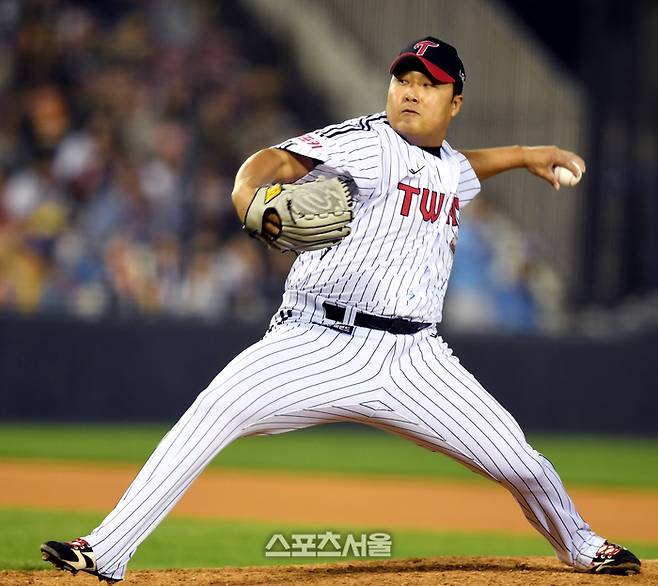 LG 투수 이우찬이 16일 잠실야구장에서 열린 2024 KBO리그 롯데와 경기 7회 역투하고 있다. 2024. 4. 16.잠실 | 최승섭기자 thunder@sportsseoul.com