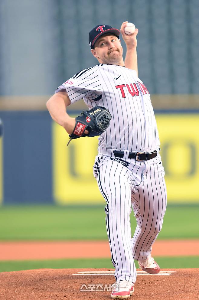 LG 선발투수 엔스가 16일 잠실야구장에서 열린 2024 KBO리그 롯데와 경기에서 역투하고 있다.  2024. 4. 16. 잠실 | 최승섭기자 thunder@sportsseoul.com