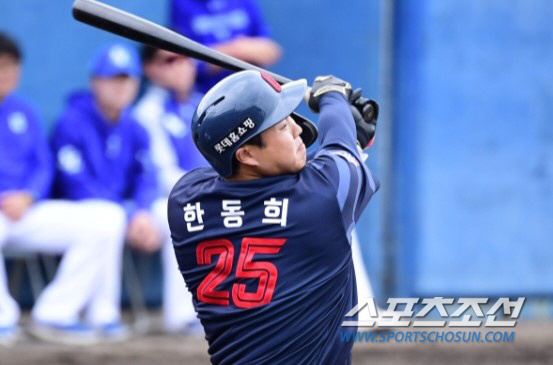 27일 일본 오키나와 온나손 아카마구장에서 삼성-롯데 연습경기가 열렸다. 타격하고 있는 한동희. 오키나와(일본)=송정헌 기자songs@sportschosun.com/2024.02.27/