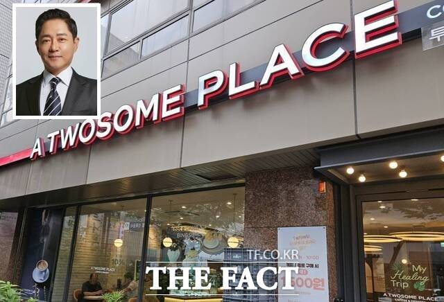 문영주 투썸플레이스 대표이사(좌측 상단)가 부임 1년 만에 회사 실적을 상승세로 돌린 가운데 가맹점주 상생 등 남아있는 과제를 해결할 수 있을지 관심이 쏠린다. 사진은 투썸플레이스 국회의사당역점 /우지수 기자·투썸플레이스