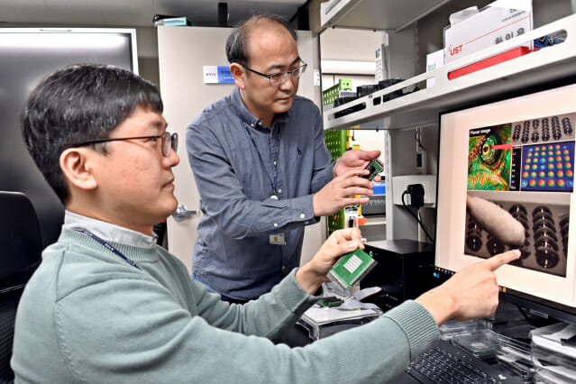ETRI 연구진이 광열 탄성가변 필름 기반 입체화 촉각 디스플레이 기술에 관해 논의하는 모습.
