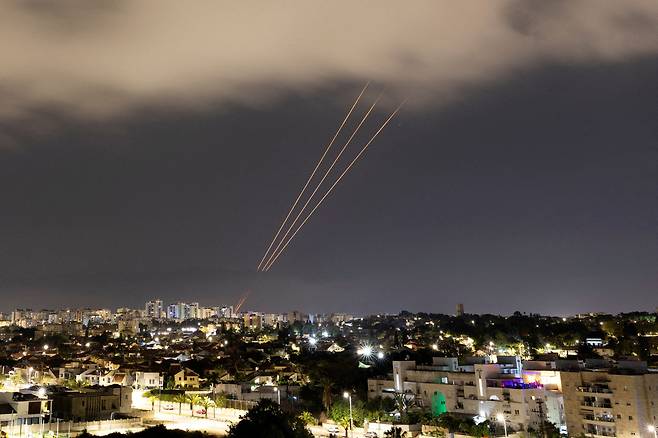 14일 밤(현지시간) 이란이 300기가 넘는 미사일과 드론을 이스라엘로 직접 발사하자, 이스라엘의 방공 시스템이 대응하고 있다. /로이터 연합뉴스