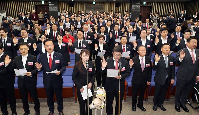 16일 국회에서 열린 국민의힘과 국민의미래 당선자 총회에서 제22대 국회의원 당선인들이 결의문을 채택하고 있다. 사진=서동일 기자