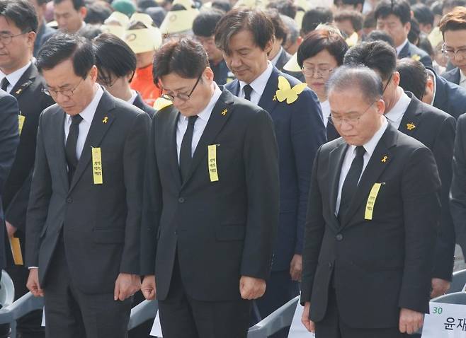 세월호 참사 10주기 추모 윤영덕 더불어민주연합 공동대표, 홍익표 더불어민주당 원내대표, 윤재옥 국민의힘 원내대표 겸 당대표 권한대행(왼쪽부터)이 16일 경기도 안산시 화랑유원지에서 열린 '세월호 참사 10주기 기억식'에서 묵념하고 있다. 홍 원내대표 뒤는 조국 조국혁신당 대표 연합뉴스