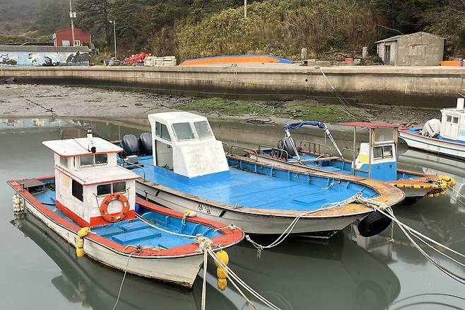 세월호 참사 유가족들이 참사 당시 팽목항과 세월호 침몰 현장을 오가기 위해 구입한 진실호(가운데)가 지난달 23일 전남 진도군 동거차도 부둣가에 묶여 있다. 선체에 ‘진실’이라고 적힌 글씨가 반쯤 지워져 있다. 김영원 기자 forever@hani.co.kr