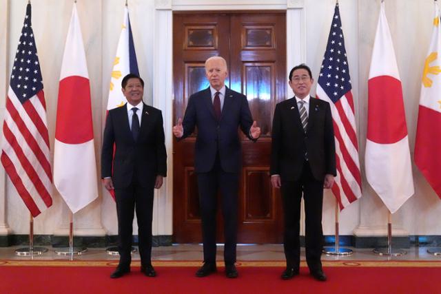 조 바이든(가운데) 미국 대통령이 11일 백악관 이스트룸에서 열리는 미국·일본·필리핀 3국 정상회의에 앞서 기시다 후미오(오른쪽) 일본 총리, 페르디난드 마르코스 주니어 필리핀 대통령과 기념촬영을 하고 있다. AP 뉴시스