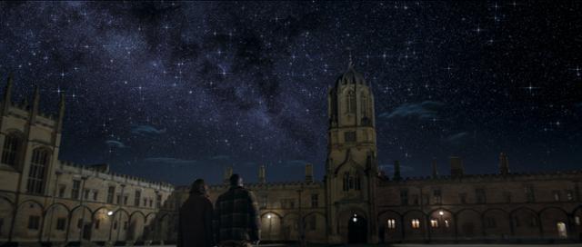 드라마 '삼체'에서 과학자 오기 살라자르(에이사 곤잘레스, 왼쪽)가 동료 과학자와 함께 전구처럼 번쩍이는 밤하늘을 바라보고 있다. 넷플릭스 제공