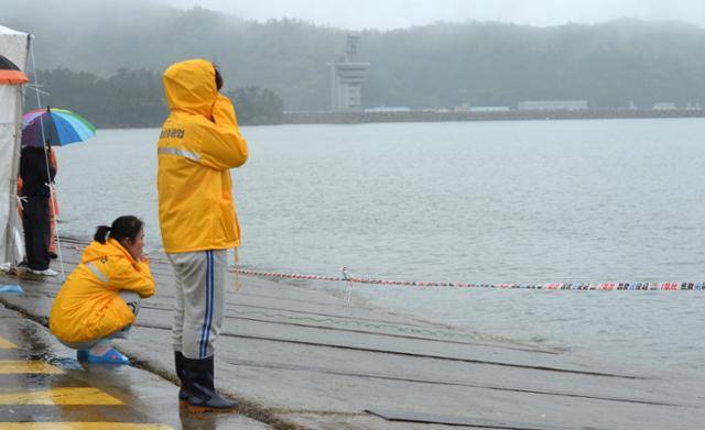 2014년 4월의 전남 진도군 팽목항에는 배와 함께 바다로 가라앉아 돌아오지 않는 가족을 기다리는 이들이 매일같이 서 있었다. 한국일보 자료사진