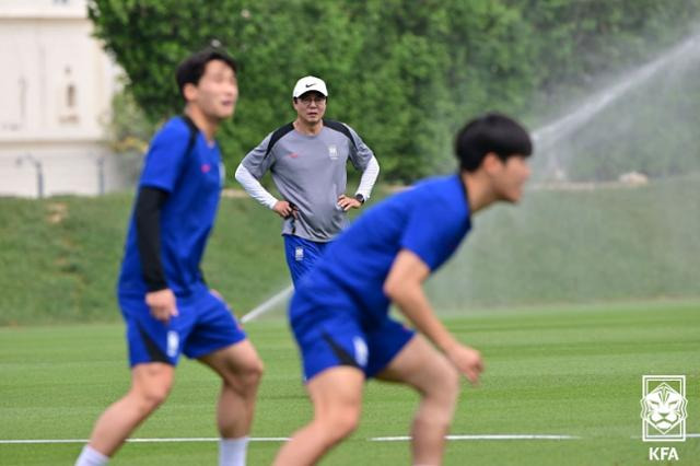 황선홍 23세 이하(U-23) 축구대표팀 감독이 14일(현지시간) 카타르 도하 알레르살 훈련장에서 선수들의 훈련을 지도하고 있다. 대한축구협회 제공