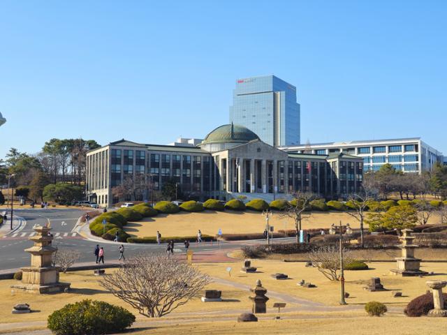 경북대 본관과 글로벌프라자, 중앙도서관 전경. 한국일보 자료사진