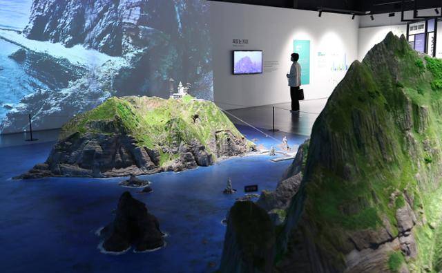 한 시민이 16일 서울 영등포구 동북아역사재단 독도체험관에서 독도 모형과 사진을 둘러보고 있다. 연합뉴스