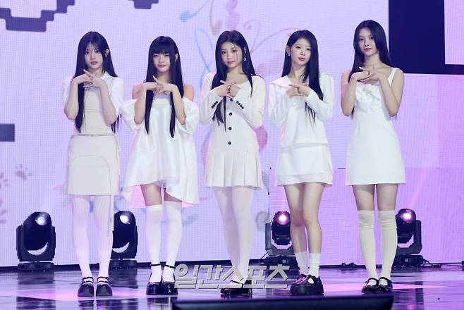 그룹 아일릿(ILLIT) 민주, 이로하, 원희, 모카, 윤아가 25일 오후 서울 용산구 블르스퀘어 마스터카드홀에서 열린 미니 1집 'SUPER REAL ME' 발매 기념 쇼케이스에 참석해 포즈를 취하고 있다. 아일릿은 '르세라핌' '뉴진스'에 이어 하이브가 탄생시킨 세 번째 걸그룹이자, '엔하이픈' 소속사 빌리프랩이 만든 첫 걸그룹이다. 서병수 기자 qudtn@edaily.co.kr /2024.03.25/