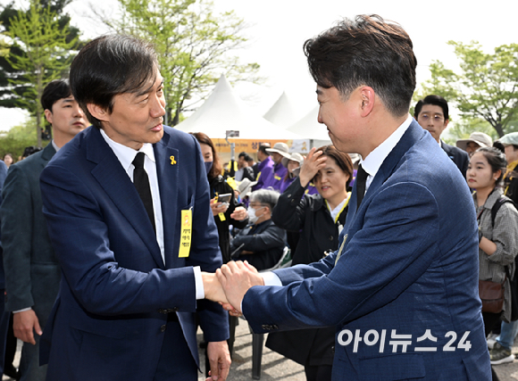 조국혁신당 조국 당대표(왼쪽)와 개혁신당 이준석 대표가 16일 오후 경기 안산시 단원구 화랑유원지에서 열린 ‘4·16 세월호 참사 10주기 기억식' 에 참석해 인사를 나누고 있다. [사진=공동취재]