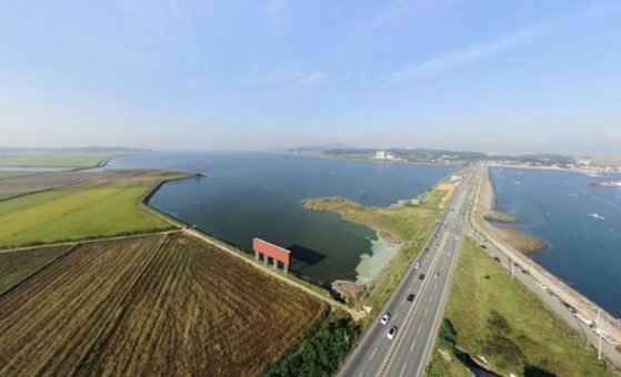 충남도는 방조제 건설로 조성된 담수호 수질을 개선하고 천수만 생태계를 복원하기 위해 부남호 역간척 사업을 추진한다. [사진 충남도]