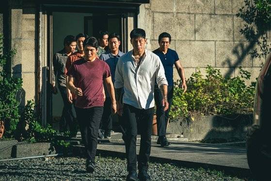 '범죄도시4'(감독 허명행)는 괴물형사 ‘마석도’(마동석)가 대규모 온라인 불법 도박 조직을 움직이는 특수부대 용병 출신의 빌런 ‘백창기’(김무열)와 IT 업계 천재 CEO ‘장동철’(이동휘)에 맞서 다시 돌아온 ‘장이수’(박지환), 광수대&사이버팀과 함께 펼치는 범죄 소탕 작전을 그렸다. 사진 에이비오엔터테인먼트, 플러스엠 엔터테인먼트