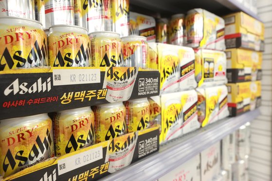 서울 시내 한 대형마트에 진열된 일본 맥주 ‘아사히 슈퍼드라이 생맥주캔’. 연합뉴스