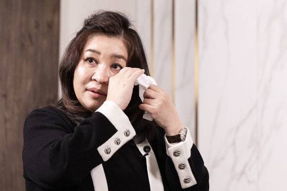 오은영 박사가 서울 강남구 사무실에서 인터뷰 도중 8년 전 '무지개다리'를 건넌 반려견 뽀삐 생각에 눈물을 흘리고 있다. 김경록 기자
