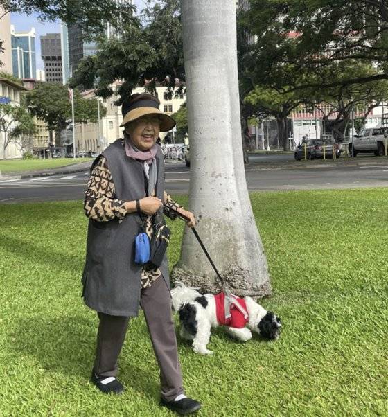 임재희 작가의 모친 현주령씨가 하와이 자택 주변을 반려견 토리와 함께 산책하고 있다. 사진 임재희 작가