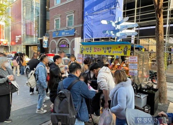 외국인들 사이 SNS에서 '명동 길거리 맛집'으로 꼽히는 노점 앞에 모인 사람들. /사진=김세린 기자