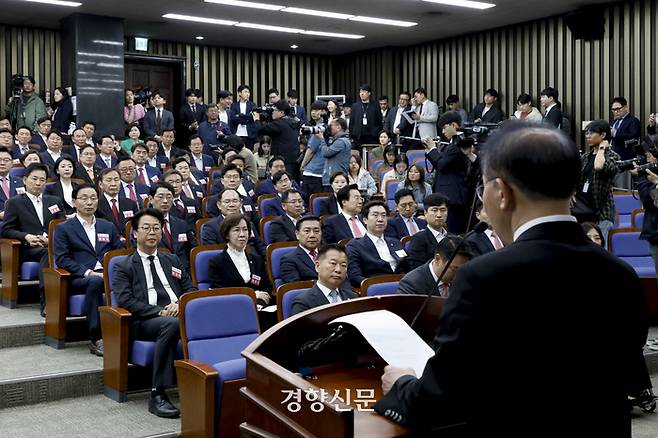 윤재옥 국민의힘 당대표 권한대행이 16일 국회에서 열린 제22대 총선 국민의힘, 국민의미래 당선자 총회에서 발언하고 있다. 문재원 기자