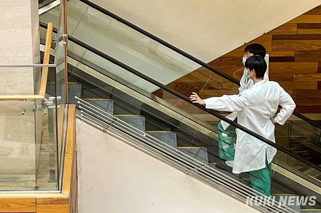 서울 시내 한 대학병원에서 의료진이 이동하고 있다. 사진=임형택 기자