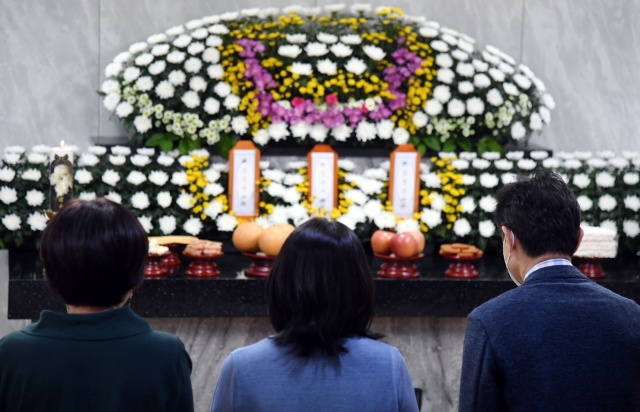 시민들이 지난 2022년 경기도 수원시에서 무연고 사망자 공영장례식에 참석해 조문하고 있다. 연합뉴스