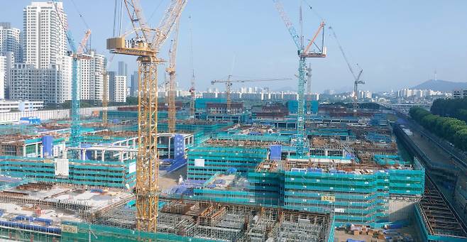 올해 중견 건설업체들은 지속적인 지정학적 위험과 글로벌 금융시장 불안 등을 원인으로 경영상의 어려움을 직면했다. 이 같은 문제를 극복하고 미래 경쟁력 확보를 위한 다양한 전략을 수립하는 모습을 보인다./사진=뉴시스